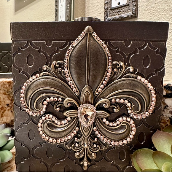 Fleur de Lis Tissue Box Cover - Picture 7 of 9